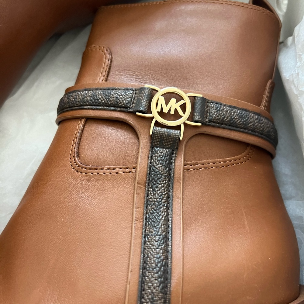 NIB Michael Kors Mindy Leather and Signature Logo Trim Ankle Boot women size 7.5 - Picture 3 of 6